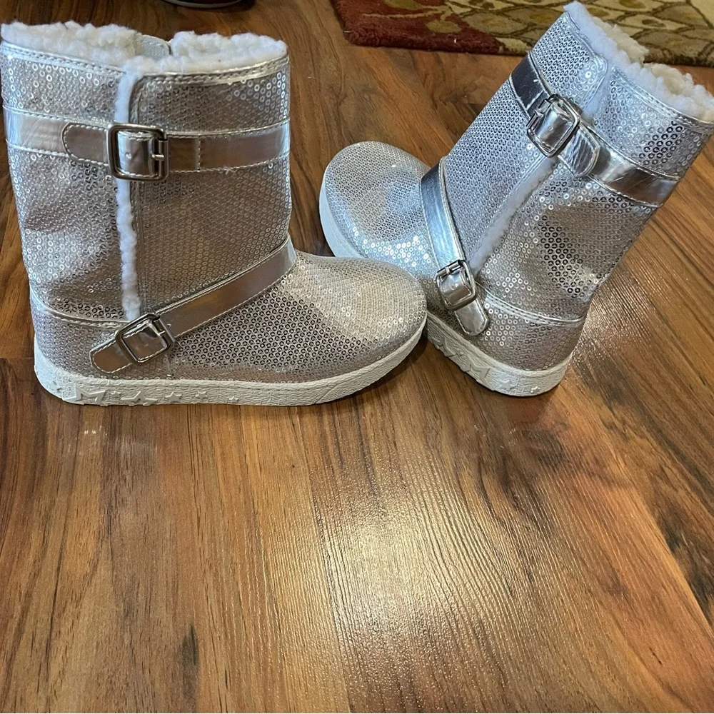 NWOT~Circo girls sequined silvery boots side buckle SZ:4 fur lined Barely Worn
